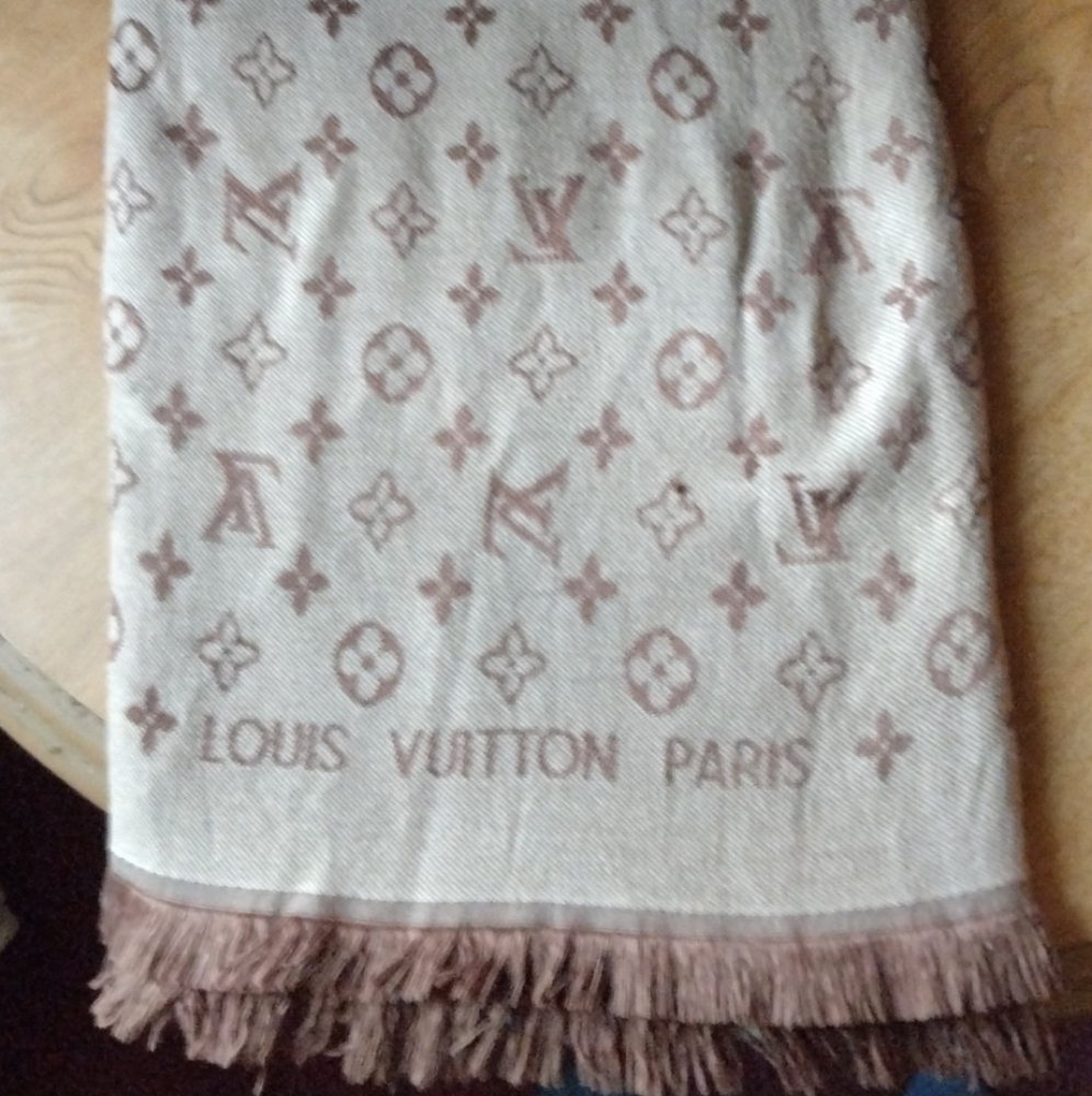 Louis Vuitton Monogram Classic Wool Silk Shawl - Picture 3 of 7